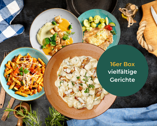 Verschiedene Gerichte auf einem Tisch mit einer Werbung für Hofmanns 16-teilige Kunterbunt-Box + Italien-Box auf Deutsch.