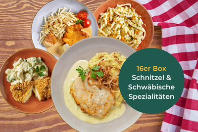 Vier HOFMANNs Schnitzel-Box + „Schwäbische Spezialitäten“-Teller mit Salaten, stilvoll serviert.