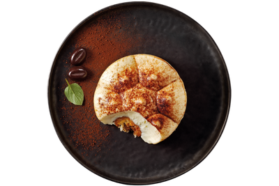 Tiramisu Klassik von Hofmanns Shop: runde Nachspeise mit Mascarponecreme, serviert mit Kaffeebohnen.