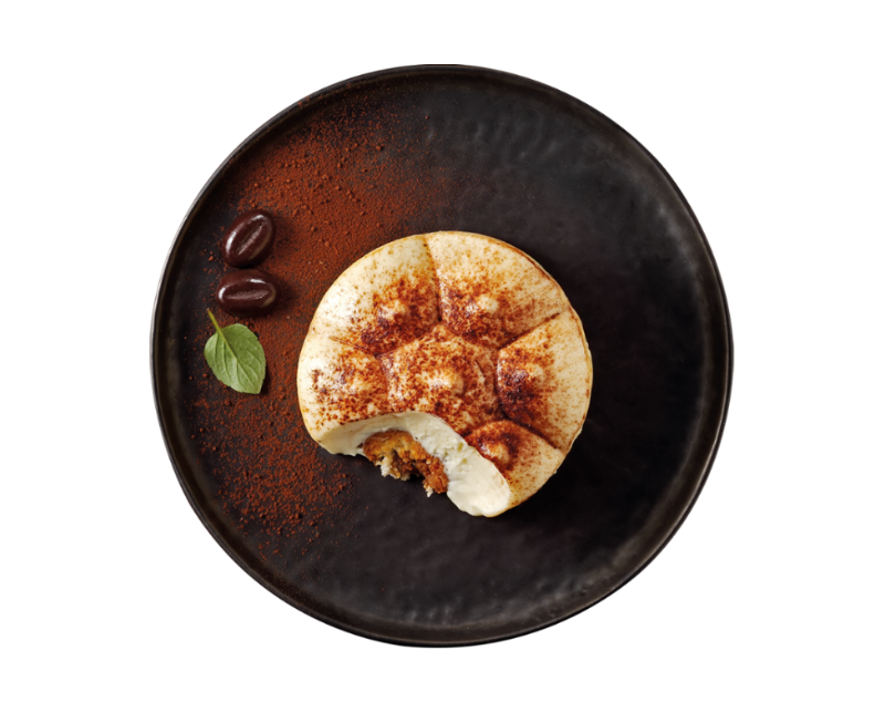 Tiramisu Klassik von Hofmanns Shop: runde Nachspeise mit Mascarponecreme, serviert mit Kaffeebohnen.