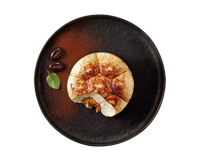 Tiramisu Klassik von Hofmanns Shop: runde Nachspeise mit Mascarponecreme, serviert mit Kaffeebohnen.