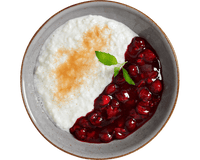 Eine Schale Hofmanns Shop Milchreis mit Kirschsauce, Zimt und einem Zweig Minze.