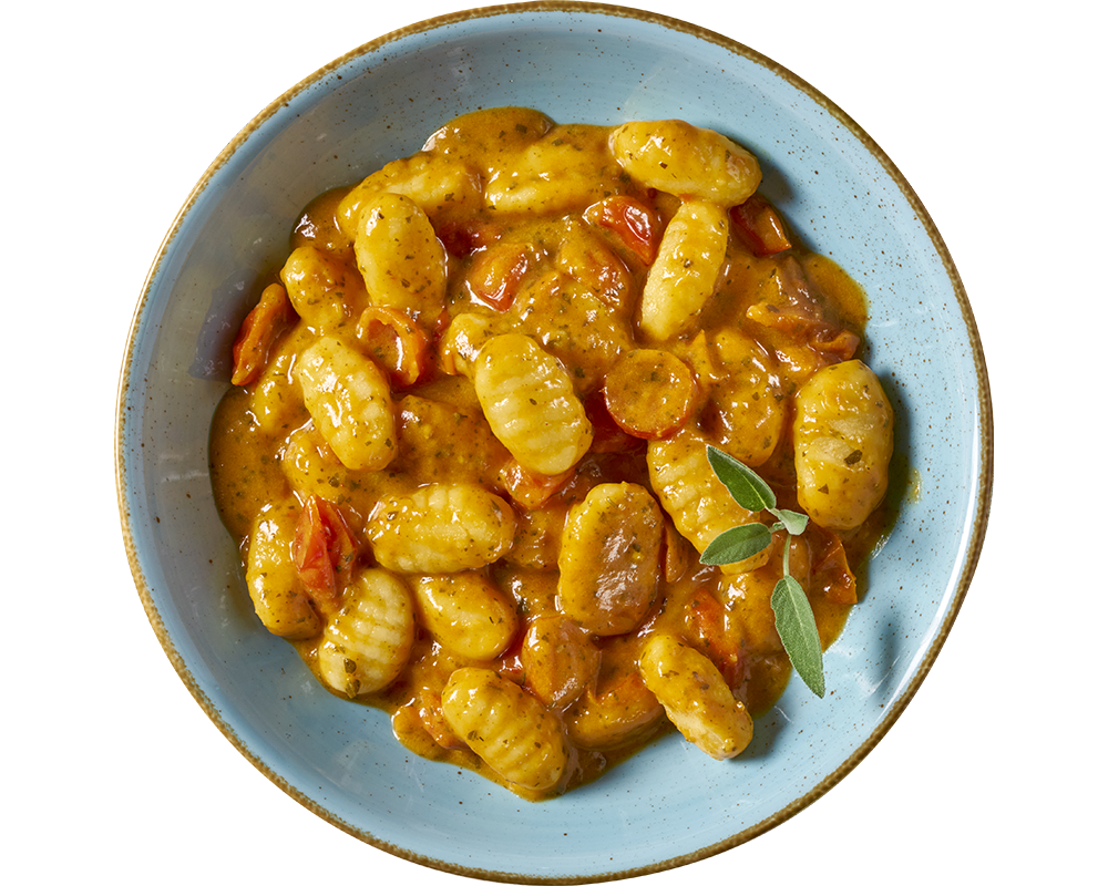 Eine Schüssel Gnocchi alla Roma von Hofmanns Shop in einer würzigen Tomaten-Basilikumsoße, garniert mit einem Zweig frischer Kräuter.