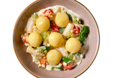 Kartoffelknödel mit Spargel von Hofmanns Shop: Kartoffelknödel, serviert mit frischem Spargel.