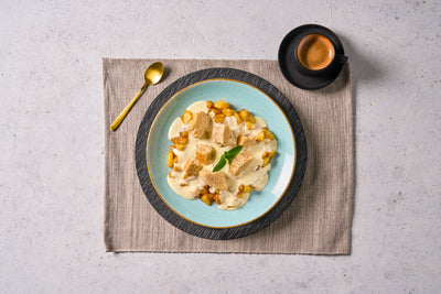 HOFMANNs Weihnachts-Box: Festlicher Biskuit, Soße & Obst aus Hofmanns Shop, mit Kaffee & Goldlöffel.