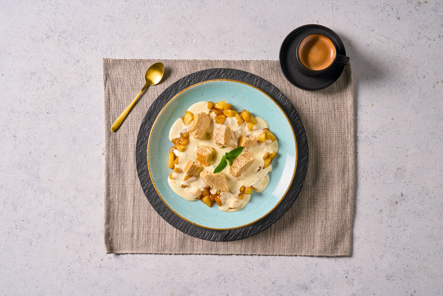 HOFMANNs Weihnachts-Box: Festlicher Biskuit, Soße & Obst aus Hofmanns Shop, mit Kaffee & Goldlöffel.