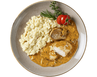Ein Filetteller aus Hofmanns Shop mit cremigen Käsespätzle, Hähnchenbrustfiletscheiben in brauner Sauce, Kirschtomaten und Kräutern zum Garnieren.