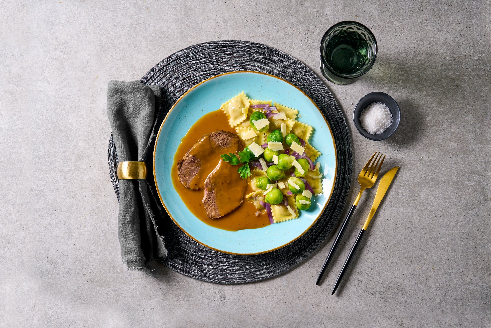 HOFMANNs Weihnachts-Box von Hofmanns Shop: Festliche Rinderravioli in brauner Sauce für die Feiertage.