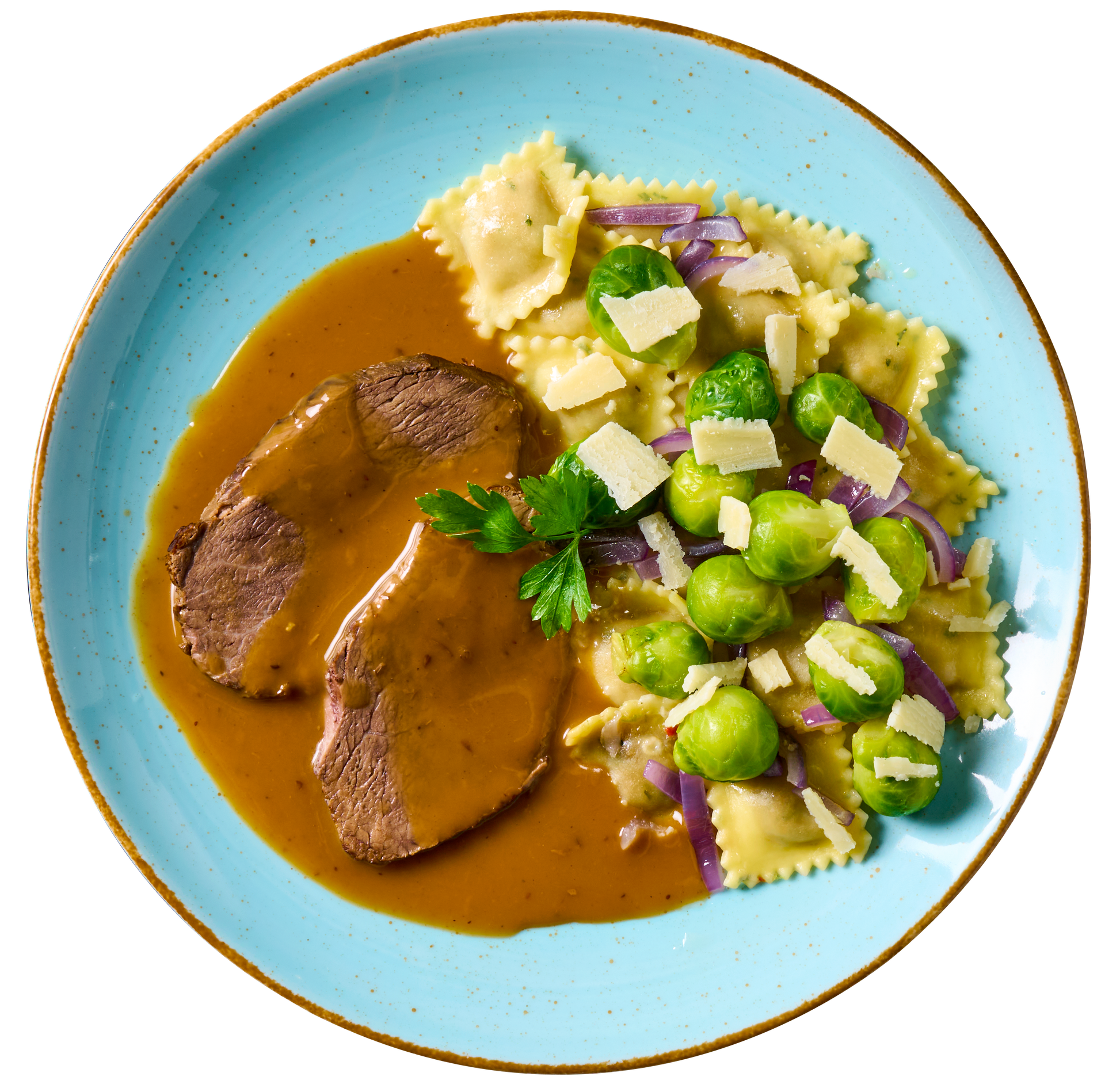 Hofmanns Shop Rinderbraten mit Hirschravioli, Rosenkohl, Zwiebeln & Parmesan auf blauem Teller.