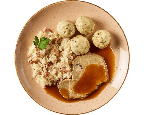 HOFMANNs Deftiger Schweinebraten mit Bratensoße, Semmelknödeln, Sauerkraut mit Speck und Petersilie.