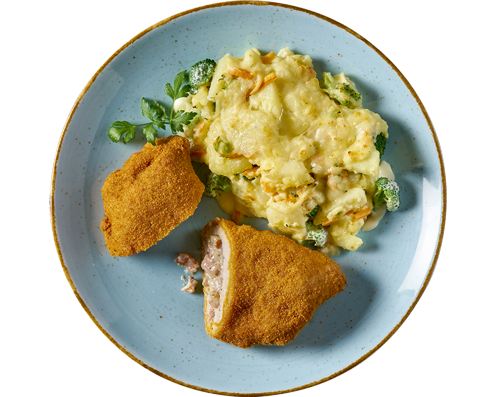 Eine Portion Schnitzel „Elsässer Art“ aus Hofmanns Shop und ein Käse-Brokkoli-Auflauf auf einem blauen Teller auf einem gewebten Tischset, begleitet von einem köstlichen hausgemachten Kartoffel-Gemüsegratin.