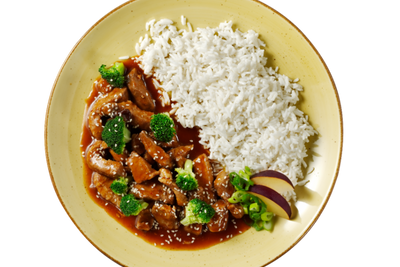Basmati-Reis mit Hofmanns Shop Schweinegeschnetzeltes "Asia Style", Brokkoli und Frühlingszwiebeln.