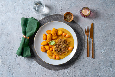 Ein Teller aus der HOFMANNs Weihnachts-Box von Hofmanns Shop - ideal für festliche Weihnachtsgerichte.