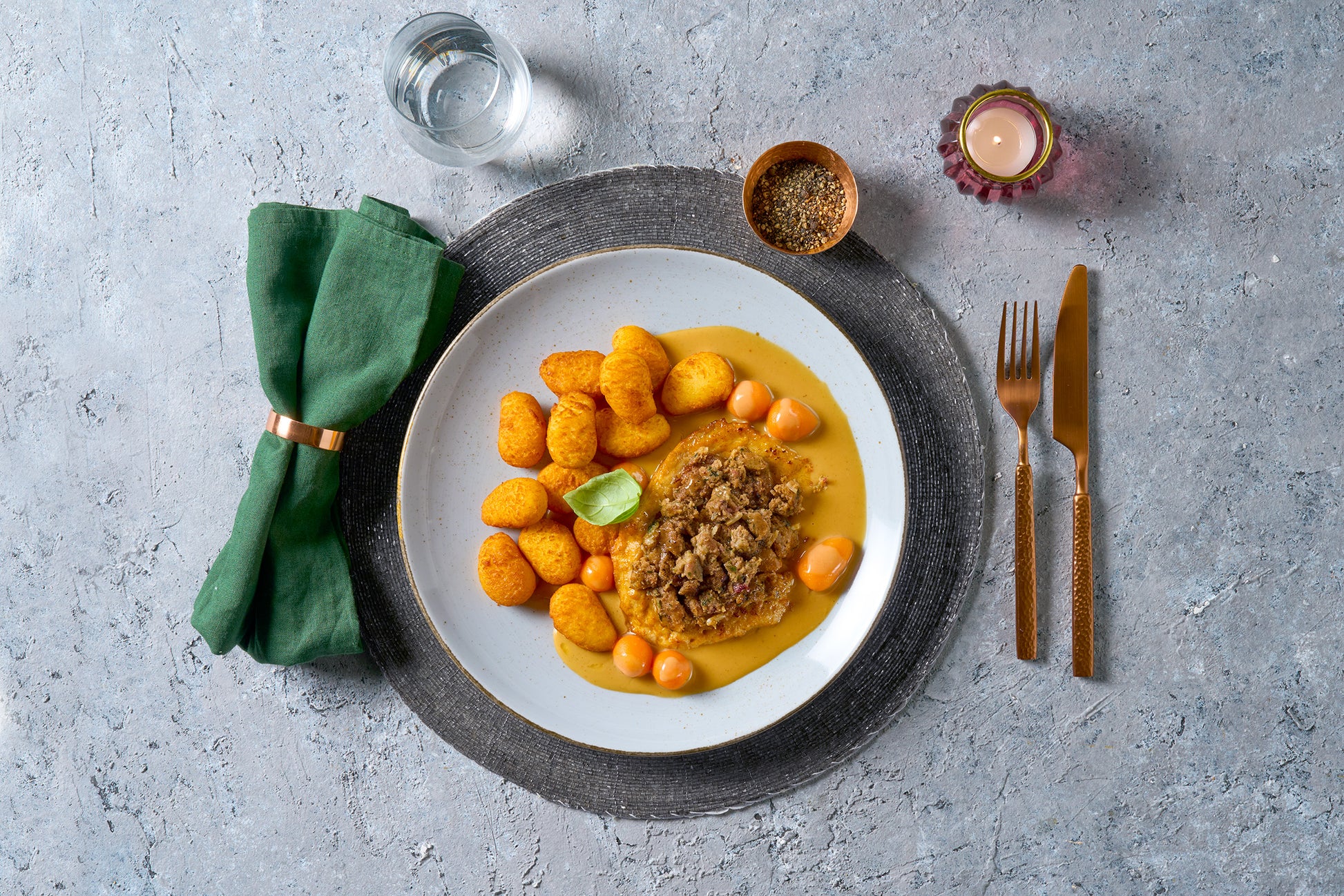 Ein Teller aus der HOFMANNs Weihnachts-Box von Hofmanns Shop - ideal für festliche Weihnachtsgerichte.