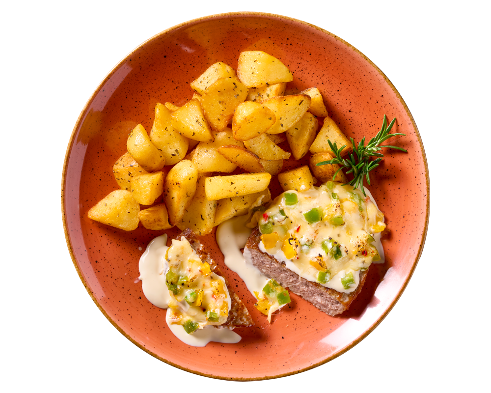 Gewürfelte Patatas Bravas mit Hofmanns Shop Hacksteak "Chili + Cheese", Sahnesauce und Kräutern.