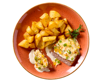Gewürfelte Patatas Bravas mit Hofmanns Shop Hacksteak "Chili + Cheese", Sahnesauce und Kräutern.