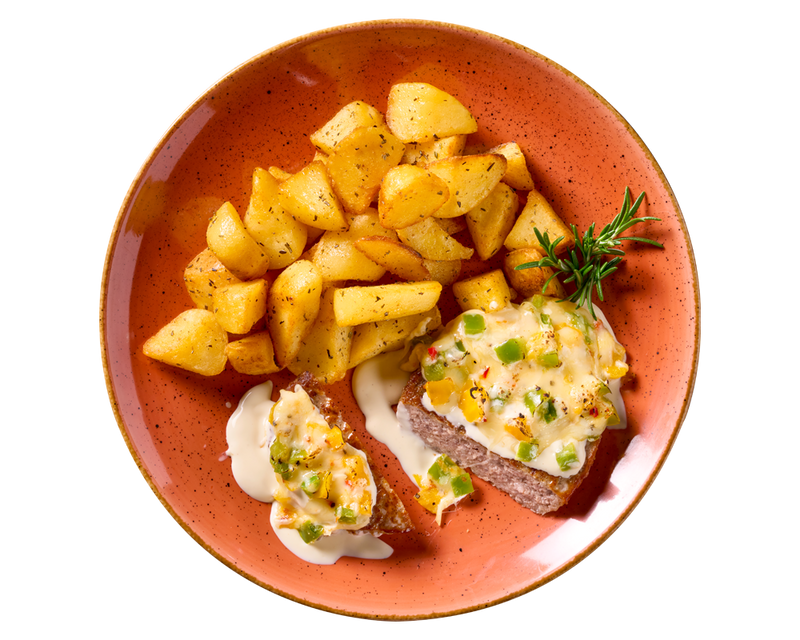 Orangefarbener Teller mit HOFMANNs Hacksteak „Chili + Cheese“, Patatas Bravas und Rosmarin.