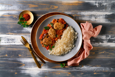 Köfte mit Hirtenkäse von Hofmanns Shop, serviert mit Tomatensauce und Reis, mediterran-orientalisch.