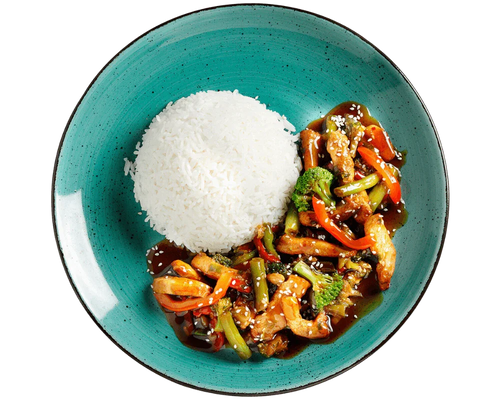 Ein türkisfarbener Teller mit HOFMANNs Hähnchen „Teriyaki Art“, Basmatireis, Gemüse, Soße und Sesamkörnern.