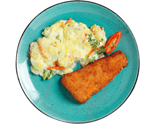 HOFMANNs Kabeljaufilet mit cremigem Kartoffel-Gemüse-Gratin, Tomate und Kräutern auf einem blauen Teller.