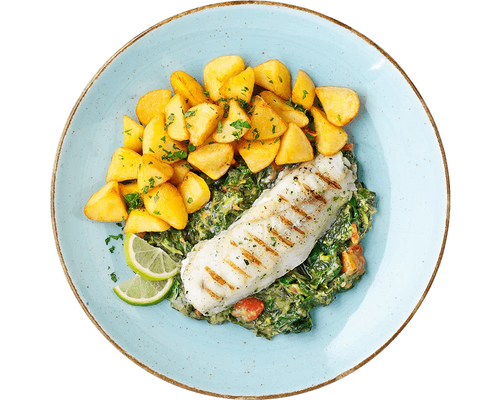 Gegrilltes Alaska-Seelachsfilet von Hofmanns Shop mit Kartoffeln, Gemüse und Limettenscheiben.