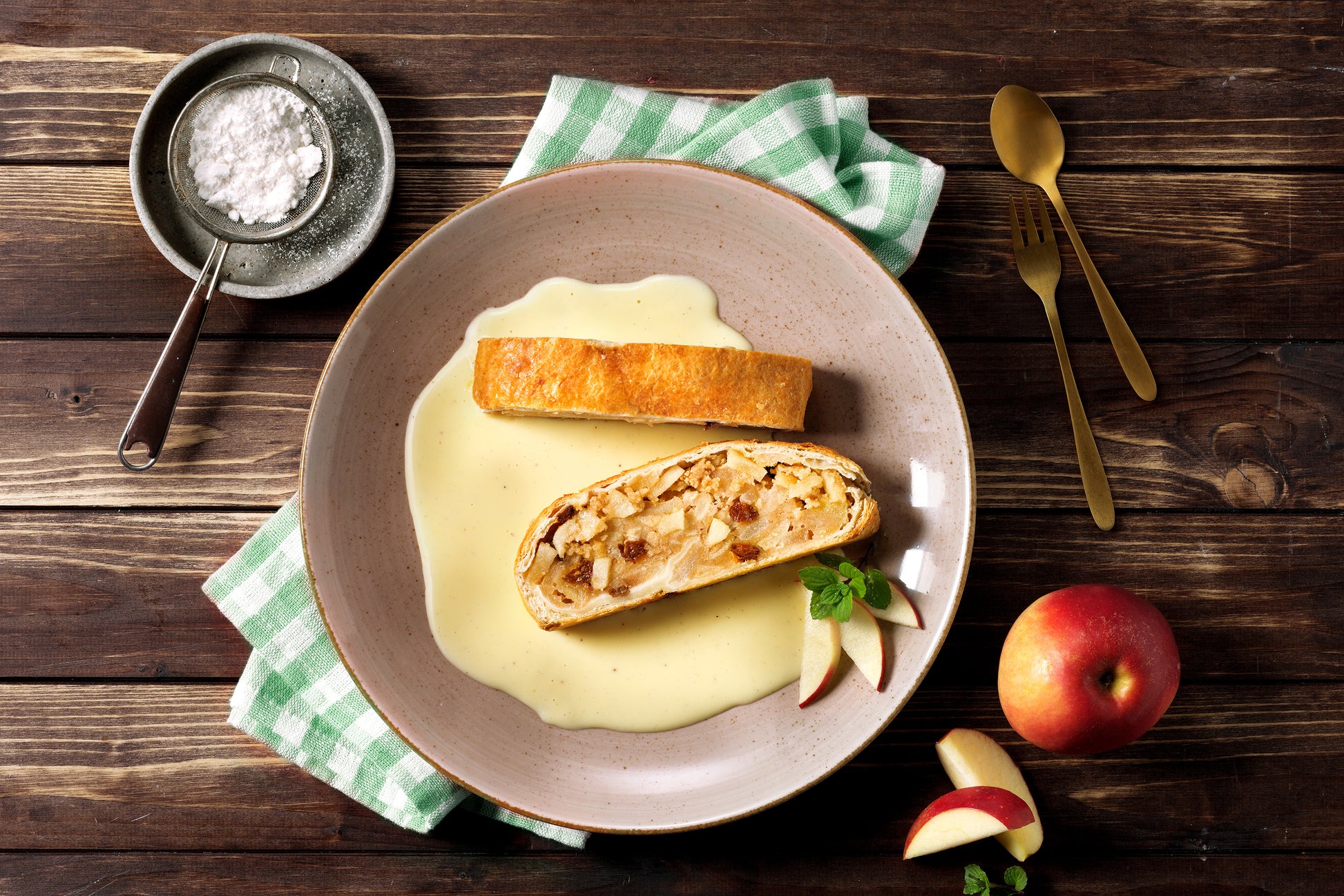 Sommer-Spezial-Box von HOFMANNs: Apfelstrudel mit Vanillesauce und Apfelspalten, Puderzucker.