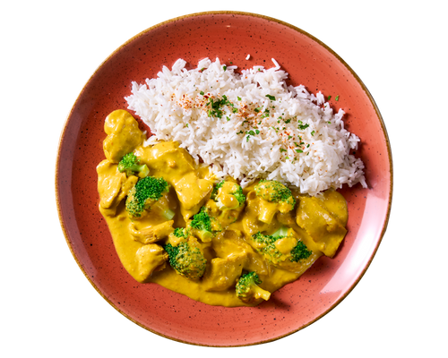 Weißer Reis und Hofmanns Shop gepflanzt.Hähnchen "Butter Chicken Style" auf einem rötlich-orangen Teller.