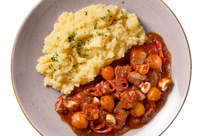 Gepflanzte.Steak-Häppchen "Bourguignon Style" von Hofmanns Shop mit Kartoffelstampf und Rotweinsoße.