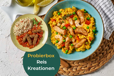 Ein lebendiges Reisgericht mit Gemüse und Garnelen in einer Schüssel steht neben einem Teller Reis mit Fleisch und Paprika. Der Text lautet „Probierbox – Hofmanns Shop: HOFMANNs Reis-Kreationen aus der internationalen Küche.