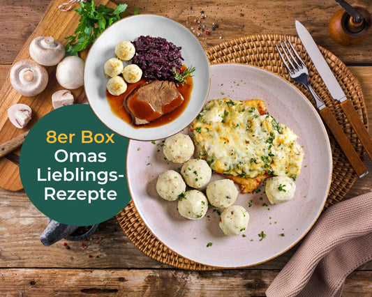 Teller mit Knödeln, Kraut, Fleisch und Rinderrouladen. Text: „8er Box Hofmanns Shop Omas Lieblingsrezepte.