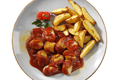 Hofmanns Shop's Currywurst „2GO“: Tomaten-Currysoße, Kartoffel-Wedges, Kirschtomaten, Petersiliengarnitur.