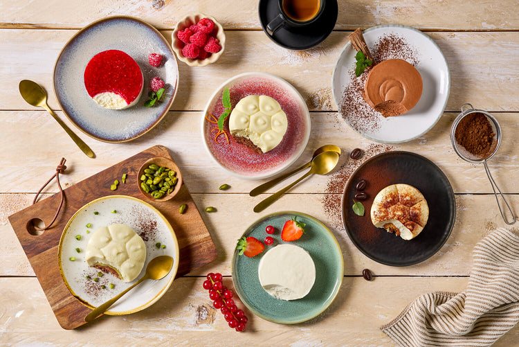 Gruppenaufnahme verschiedener Desserts auf einem Tisch
