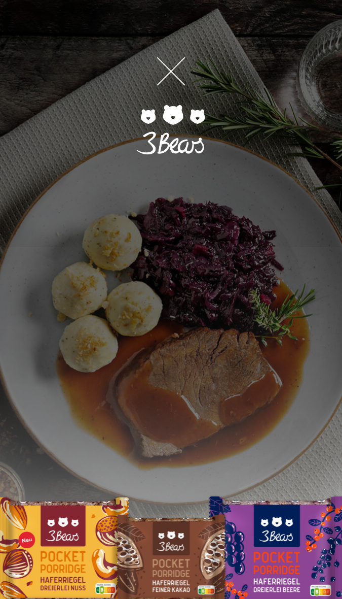 Teller mit Fleisch, Rotkohl und Knödeln mit 3Bears-Porridge-Päckchen darunter.