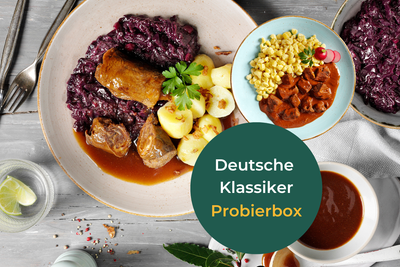 Deutsches Gericht mit Rotkohl, Kartoffeln, Fleisch, Bratensoße - HOFMANNs Probierbox: Deutsche Klassiker.