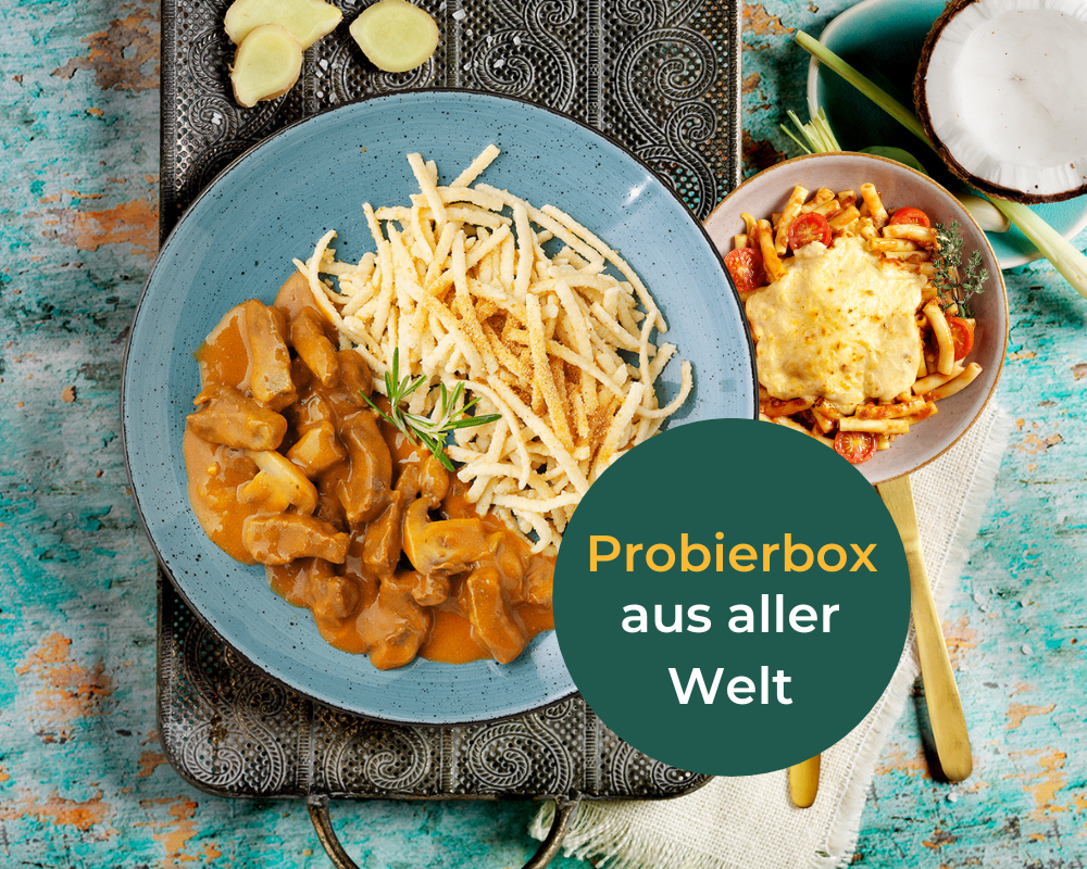 Genießen Sie einen Teller Pasta, Beilagensalat und Text auf Deutsch aus der „Probierbox: Klassiker aus aller Welt“ von Hofmanns Shop.