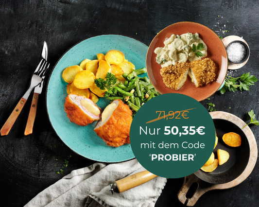 Zwei Teller von HOFMANNs Probierbox: Schnitzel-Box mit Kartoffeln, Bohnen & deutschem Rabattangebot.