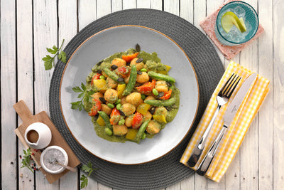 Gnocchi mit Gemüse in grüner Soße, Besteck und dazu ein Hofmanns Shop HOFMANNs Neuheiten Getränk.