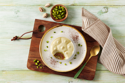 Tiramisu Pistazie von Hofmanns Shop: Mascarpone-Creme, Schokoladenbiskuit und Pistazien im Glasgefäß.