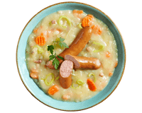 Eine Schüssel Hofmanns Shop Kartoffelsuppe „Norddeutsche Art“ mit Karotten, Wurst, Lauch und Petersilie.