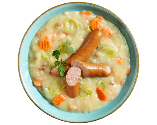 Eine Schüssel Hofmanns Shop Kartoffelsuppe „Norddeutsche Art“ mit Karotten, Wurst, Lauch und Petersilie.