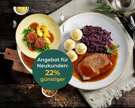 Probierbox: Herzhafte Küche von HOFMANNs serviert als Menüs auf Holztisch.