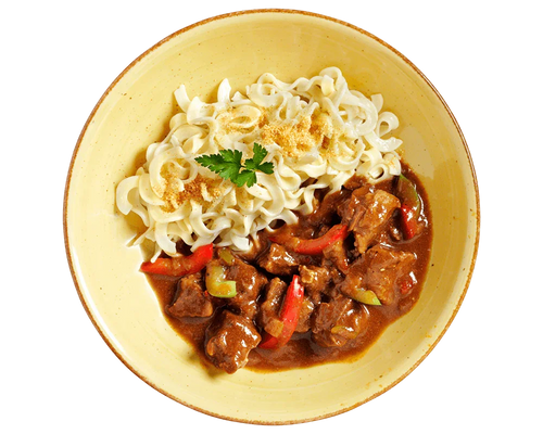 Eine Schüssel HOFMANNs Pfeffergulasch mit Nudeln, Paprika, Petersilie und Käse.
