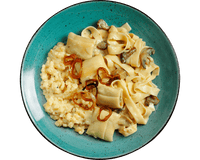 Herzhafter Nudelteller von Hofmanns Shop: Nudeln in cremiger Pilzsauce mit karamellisierten Zwiebeln.