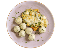 Ein Teller mit Bergbauern-Schnitzel aus Hofmanns Shop, garniert mit gehackten Kräutern.