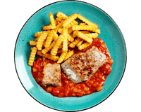 Wellenförmige Pommes mit Hofmanns Shop Hackroulade „Griechische Art“ und Tomatensauce auf einem türkisfarbenen Teller.