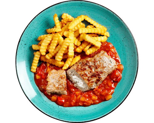 Wellenschnitt-Pommes & HOFMANNs Hackroulade „Griechische Art“ auf Tomatensoße, serviert auf einem türkisfarbenen Teller.