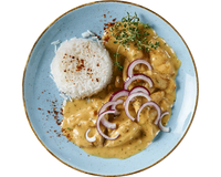 HOFMANNs Hähnchengeschnetzeltes „Gyros Art“ mit Basmati-Reis, cremiger Soße, roten Zwiebeln und Kräutern.