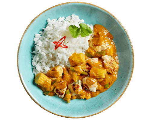 Hähnchen Erdnuss-Tikka von Hofmanns Shop mit Curry, Babymais und Koriander auf blauem Teller.