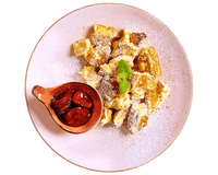 Kaiserschmarrn mit Zwetschkenröster von Hofmanns Shop, serviert mit Minzgarnitur.