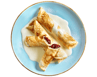 Hofmanns Shop Kirsch-Pfannkuchen mit Vanillesoße und Sauerkirschen, mit Zucker bestäubt auf einem blauen Teller.